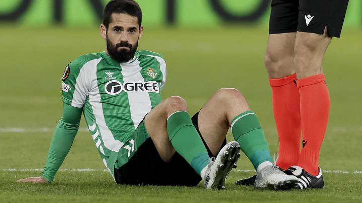 Novedades sobre la lesión de Isco: el jugador del Betis aparece con muletas en la ciudad deportiva a dos días del derbi