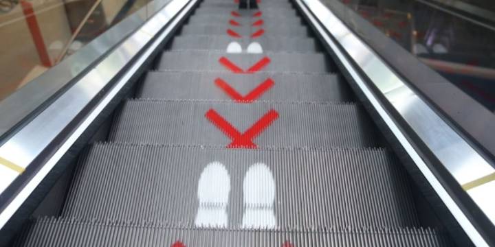 Adulta mayor falleció en un concurrido centro comercial de Medellín: se cayó de las escaleras eléctricas