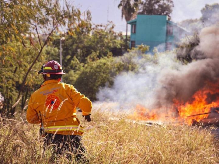 Desalojan a 30 personas de 16 departamentos por incendio en Nuevo León