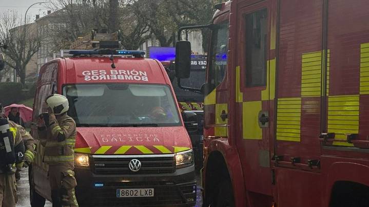 Un fuego en un sofá hace saltar las alarmas en Santiago al estar los bomberos bajo mínimos por falta de efectivos