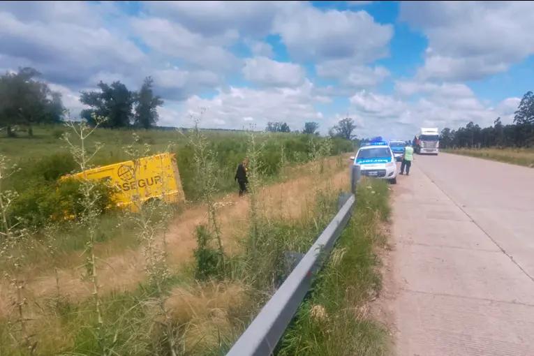 Un camión de caudales volcó en la autovía Artigas