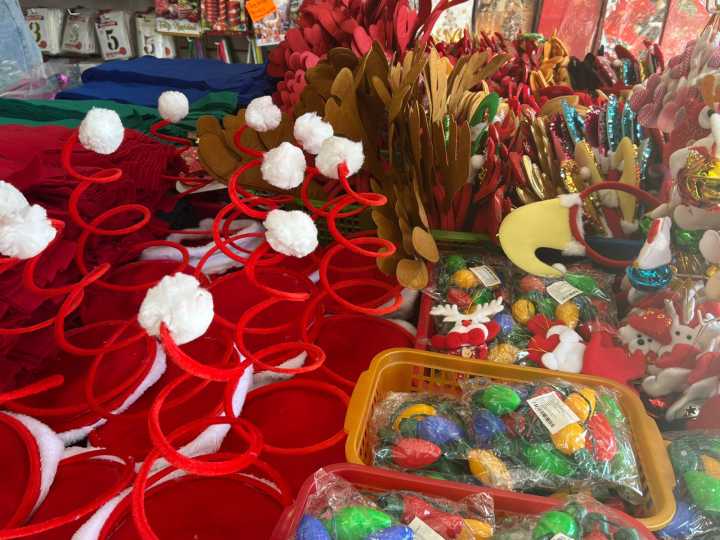 ¡Huele a Navidad! Familias se preparan para adornar sus casas