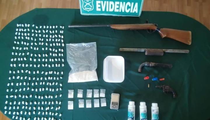 Denuncia por violencia intrafamiliar permite detener a sujeto con armas de fuego y drogas en la parte alta de Viña del Mar