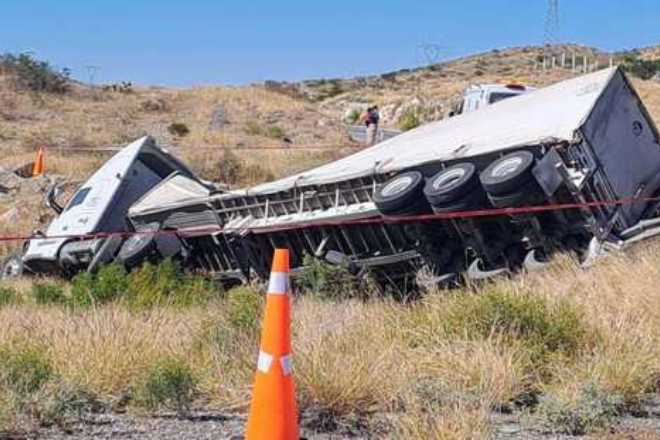 Vuelca tractocamión con migrantes en Chihuahua; 6 muertos y 2 heridos