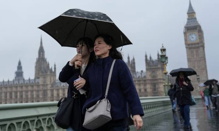 Flood warning as London to be battered by torrential rain this weekend