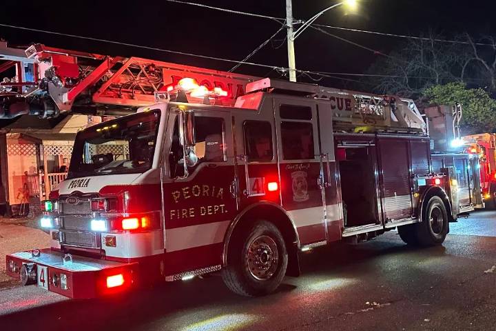 Fire damages Peoria shopping center building