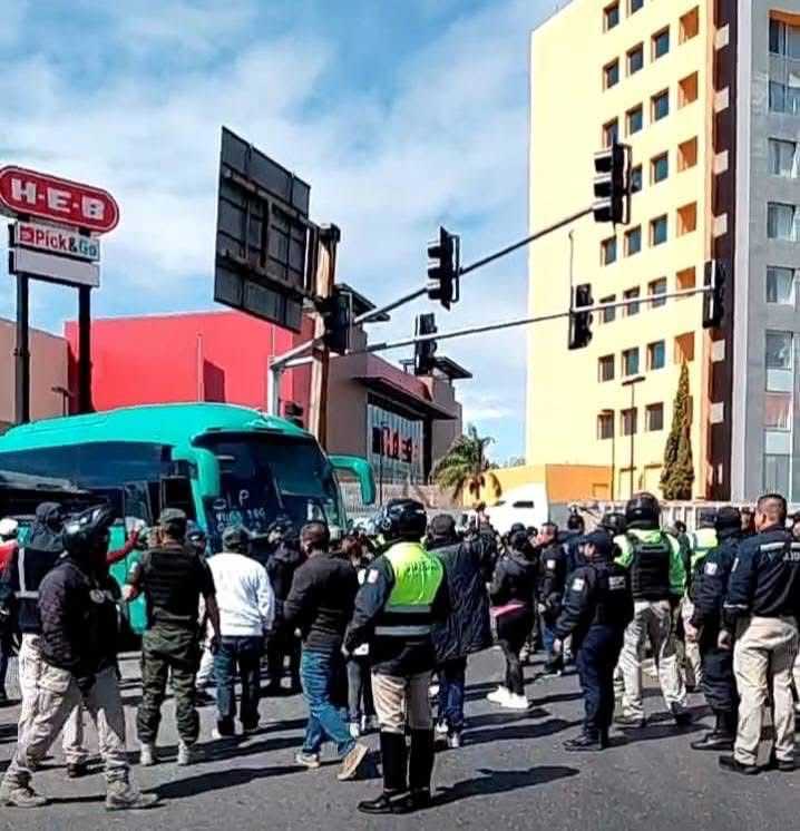 Conato de choque entre policías y  manifestantes que clamaban agua