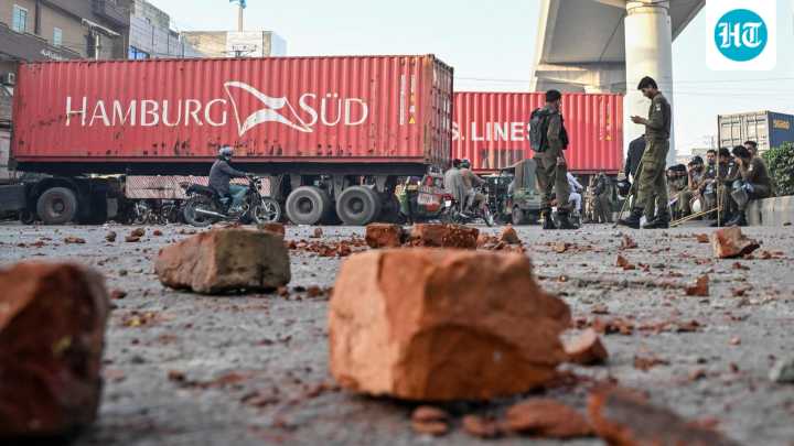 Car explodes outside district court in Pak's Islamabad, 8 injured