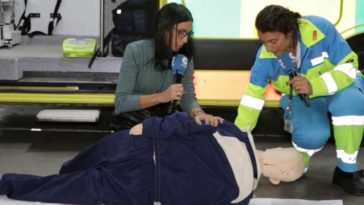 Badajoz enseña la maniobra que salva vidas en un taller gratuito de emergencias