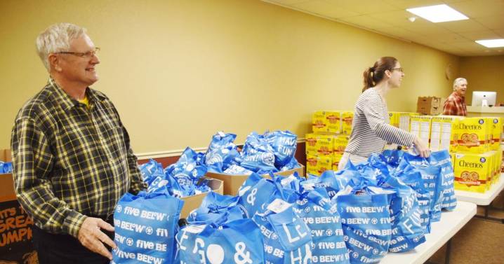 Rotary Club helps United Way distribute Thanksgiving food bundles