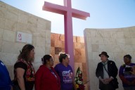 Senadora colombiana deposita ofrenda floral en Campo Algodonero