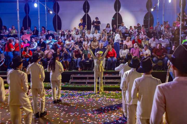 ¡Zulia brilla en unidad! Gobernador Luis Caldera celebra el éxito del grandioso desfile de feria