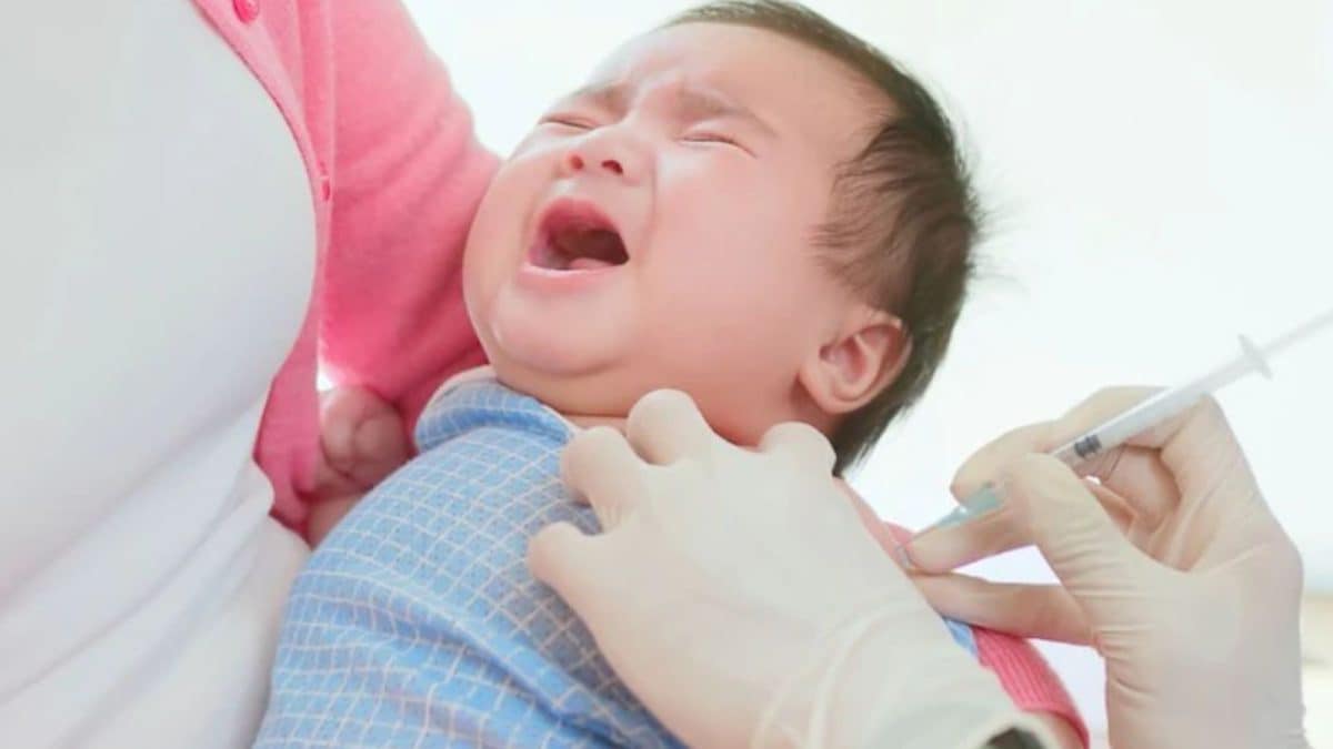 Remember Paediatrician Who Distracted Kids During Vaccination? His ‘Kissing & Touching’ Comfort Tricks Are Under Fire