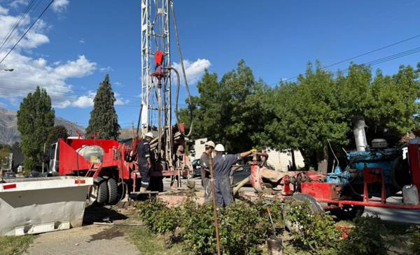 Realizan nueva perforación para garantizar riego de plazoletas en el verano