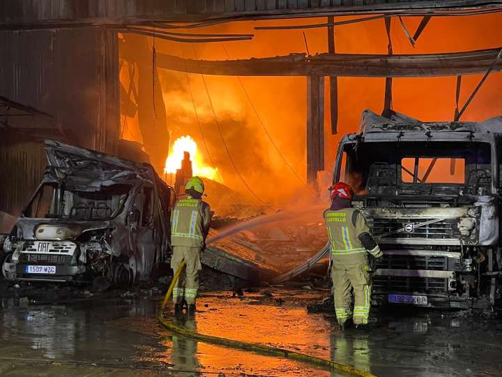 Controlado un incendio en una nave de la Ciudad del Transporte tras la intervención de 26 bomberos y ocho vehículos