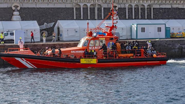 Un fallecido en Tenerife después que un golpe de mar arrastrase a varias personas