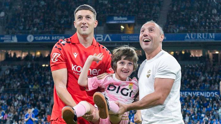 VÍDEO | Javi, Cazorla y Bretones protagonizan el momento más emotivo en la previa del Oviedo-Osasuna