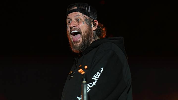 Jelly Roll's Face Without Tattoos & A Grubby Beard Totally Changes His Look