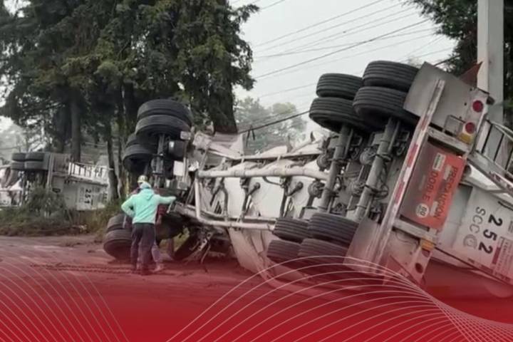Vuelca tráiler con 60 toneladas de cemento en la carretera Toluca