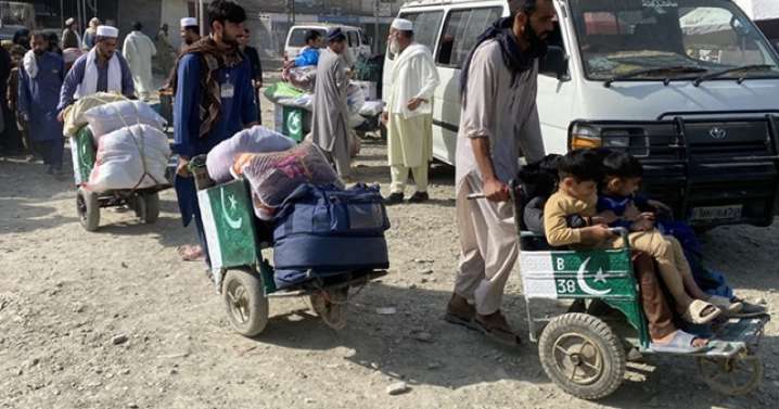 Afganos cruzan paso fronterizo, en medio del caos: llegan de Pakistán en una repatriación masiva