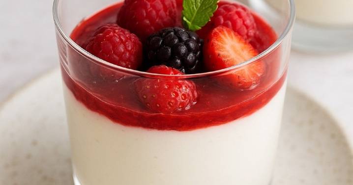 Mousse de yogur con frutos rojos: el postre fácil que conquistará tu Navidad