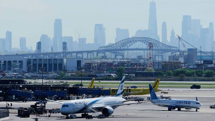 FAA will reduce capacity 10% at 40 U.S. airports starting Friday