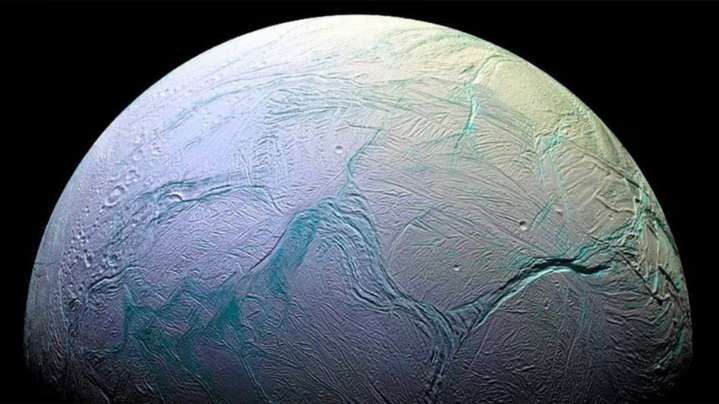 Un nuevo hallazgo confirma la posibilidad de vida en la luna Encélado