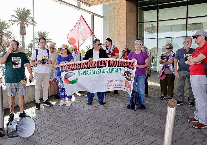 Concentración de protesta contra la Ley Mordaza en la Ciudad de la Justicia de Las Palmas de Gran Canaria