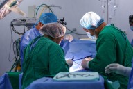 Cirugías preventivas reducen riesgo de cáncer hereditario en mujeres jóvenes