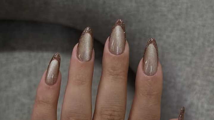 8 ideas de uñas navideñas caramelo, la nueva tendencia para rejuvenecer las manos