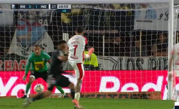 ¡El Rojo rompió el invicto! El increíble gol que erró Riestra, el penal no cobrado y el golazo de Montiel a... los 49 del ST