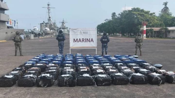 Marina asegura 2.5 toneladas de cocaína en aguas de Michoacán