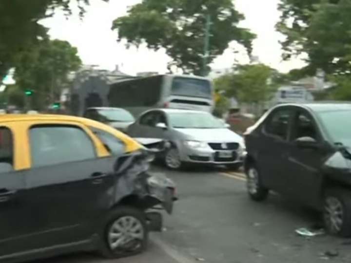 Triple choque en Mataderos: hay un detenido y esperan el control de alcoholemia del conductor que provocó el accidente