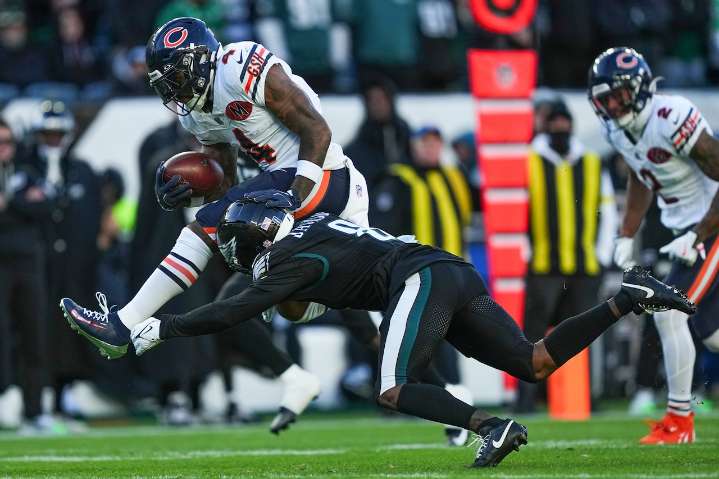 Eagles-Bears updates: AJ Brown TD catch keeps Philly alive in 4th quarter