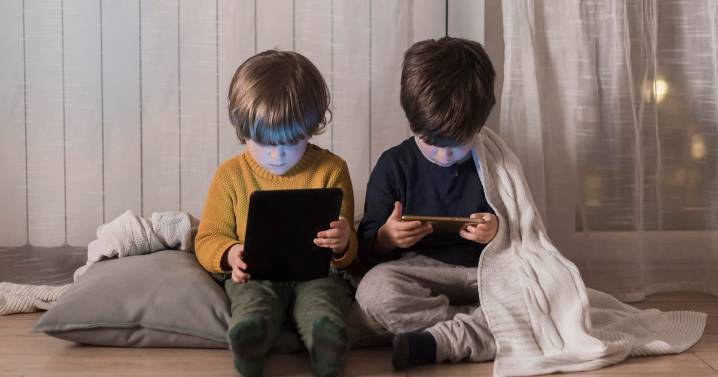¿Sabías que los algoritmos moldean el mundo digital de los niños?