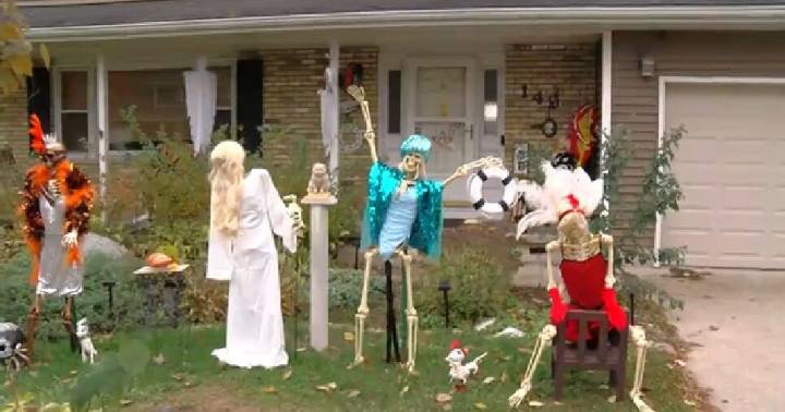 Swiftie collects food donations with Halloween display in Sun Prairie