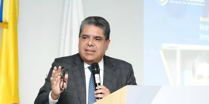 Contralor advierte sobre riesgo fiscal por subsidios a combustibles y caída de regalías en Colombia