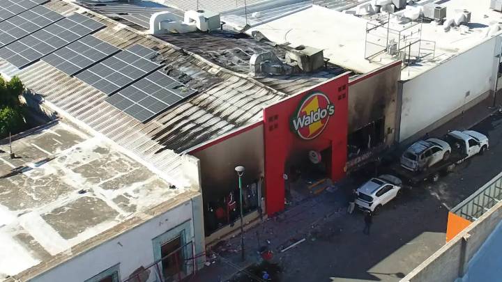 Tres personas continúan hospitalizadas tras explosión en tienda Waldo’s de Sonora