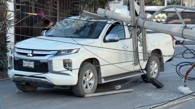 Tráiler derriba poste de la CFE que cayó encima de camioneta en movimiento