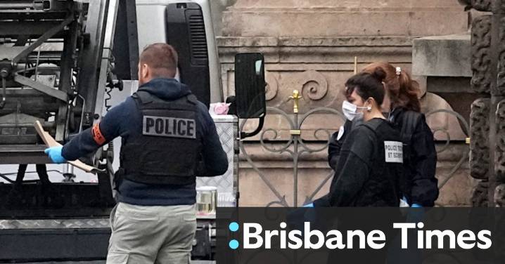 Louvre jewels heist work of petty criminals, not organised crime, prosecutor says