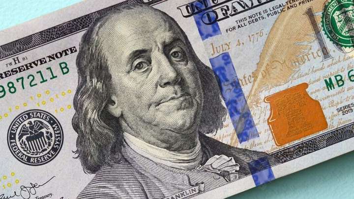 El dólar oficial se alejó del techo de la banda y tocó mínimos de casi un mes