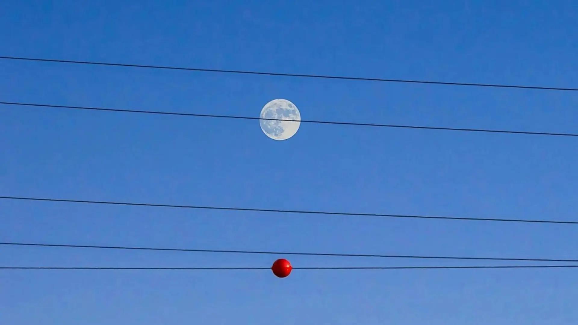 Las misteriosas bolas rojas en los cables de alta tensión: qué significan y el motivo por el que son importantes