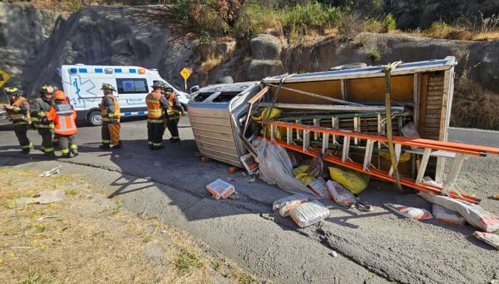 Tres personas lesionadas deja volcamiento de un camión 3/4 en ruta Las Palmas en dirección a Viña del Mar