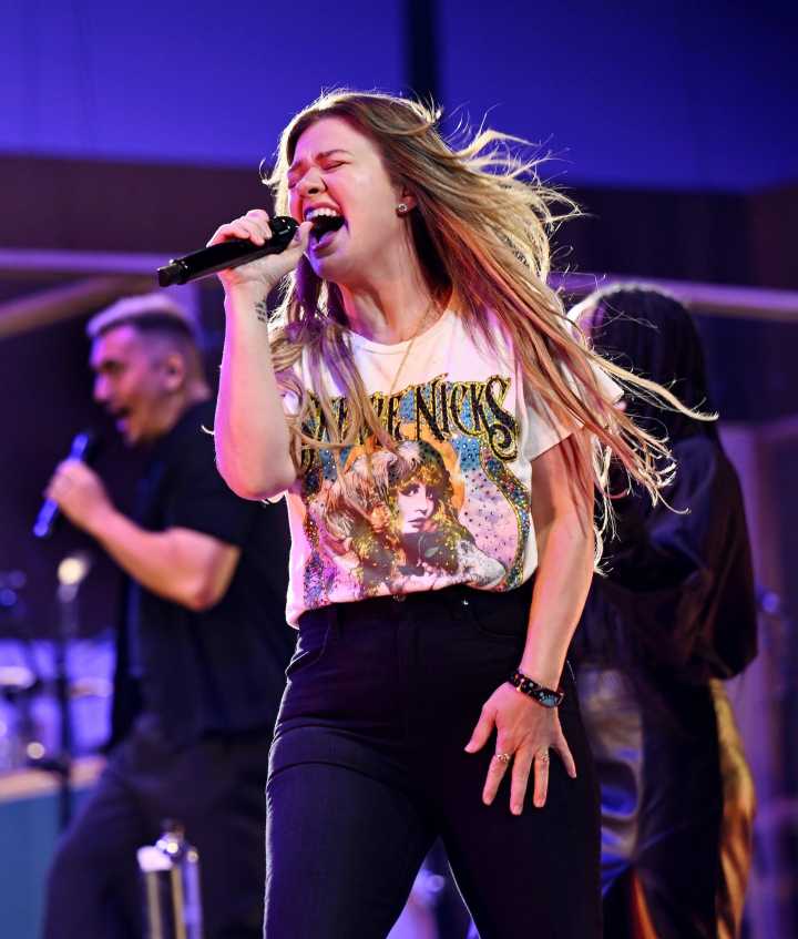 Kelly Clarkson Helps Fans Get Engaged in 1st Concert Since Ex’s Death