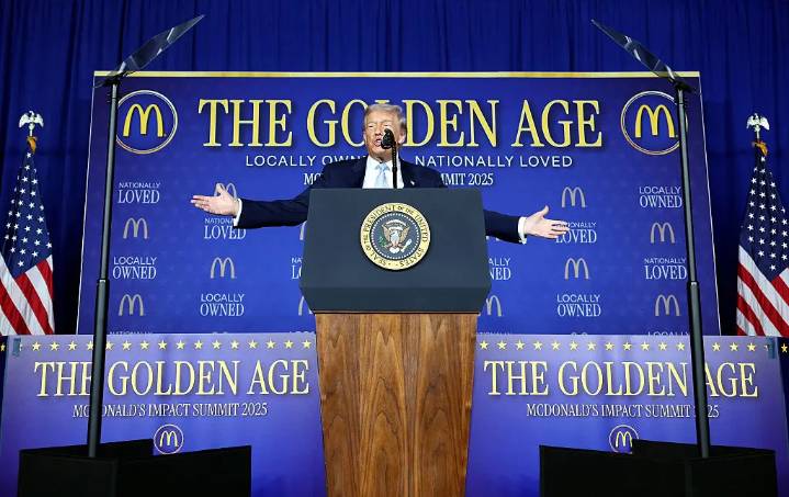 ‘Is He Having an Episode?’: Trump Goes Off the Deep End as He Slurs Through Gibberish and Acts Out a Plane Crash In Speech