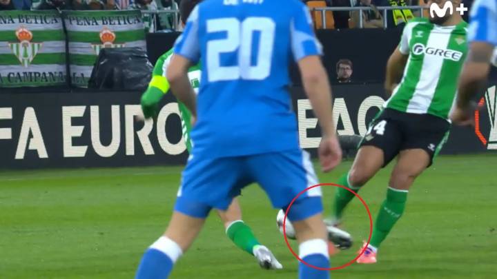 La surrealista acción que provocó una nueva lesión de Isco: dura patada de Amrabat, que también se retira lesionado