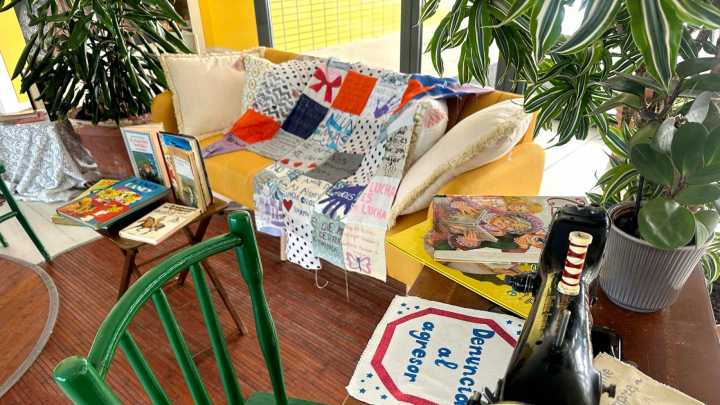 Colegios de Segovia tejen una colcha gigante para arropar a las víctimas de la violencia de género