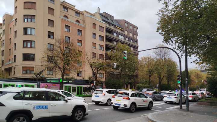 "Yo ya estoy muerto, puedo morir matando": Taxistas vascos escenifican en Bilbao su enfado ante la competencia desleal de plataformas VTC