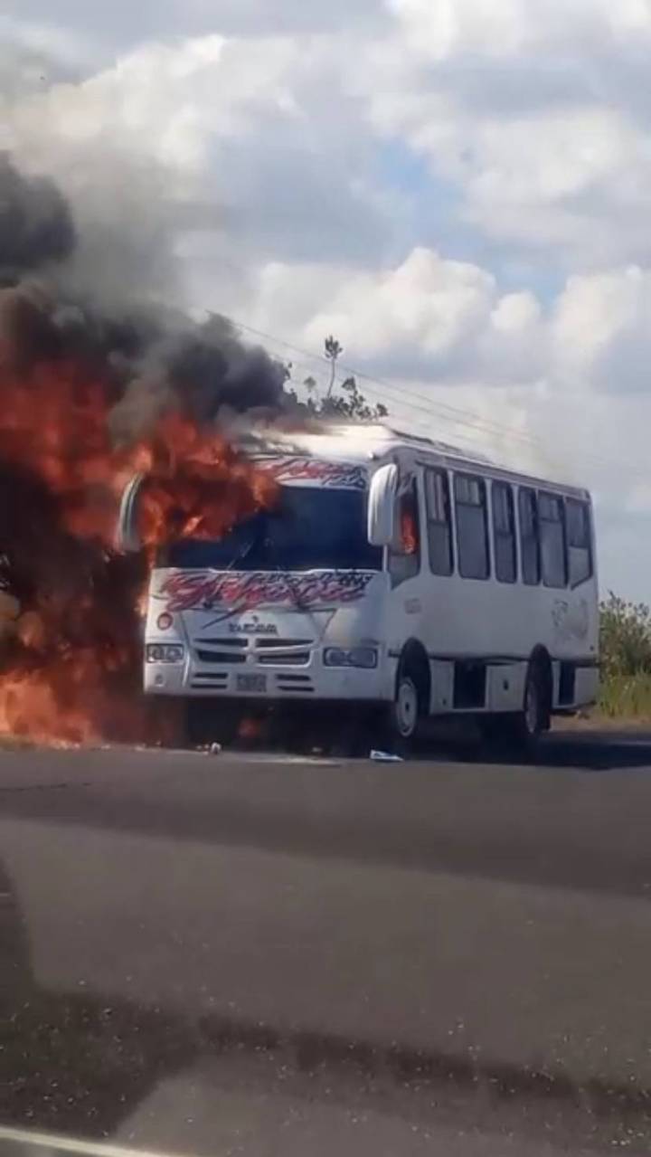 Autobús se incendió en Los Pinos