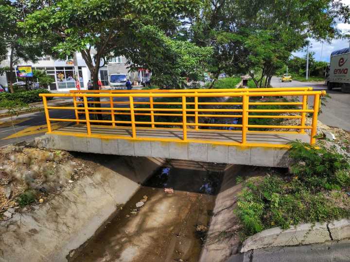 Vecinos de La Carolina estrenan dos nuevos puentes peatonales